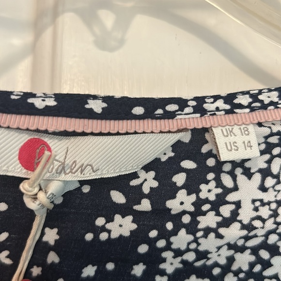 Boden V neck 3/4 sleeve blouse sz US 14 never worn. - Picture 2 of 6